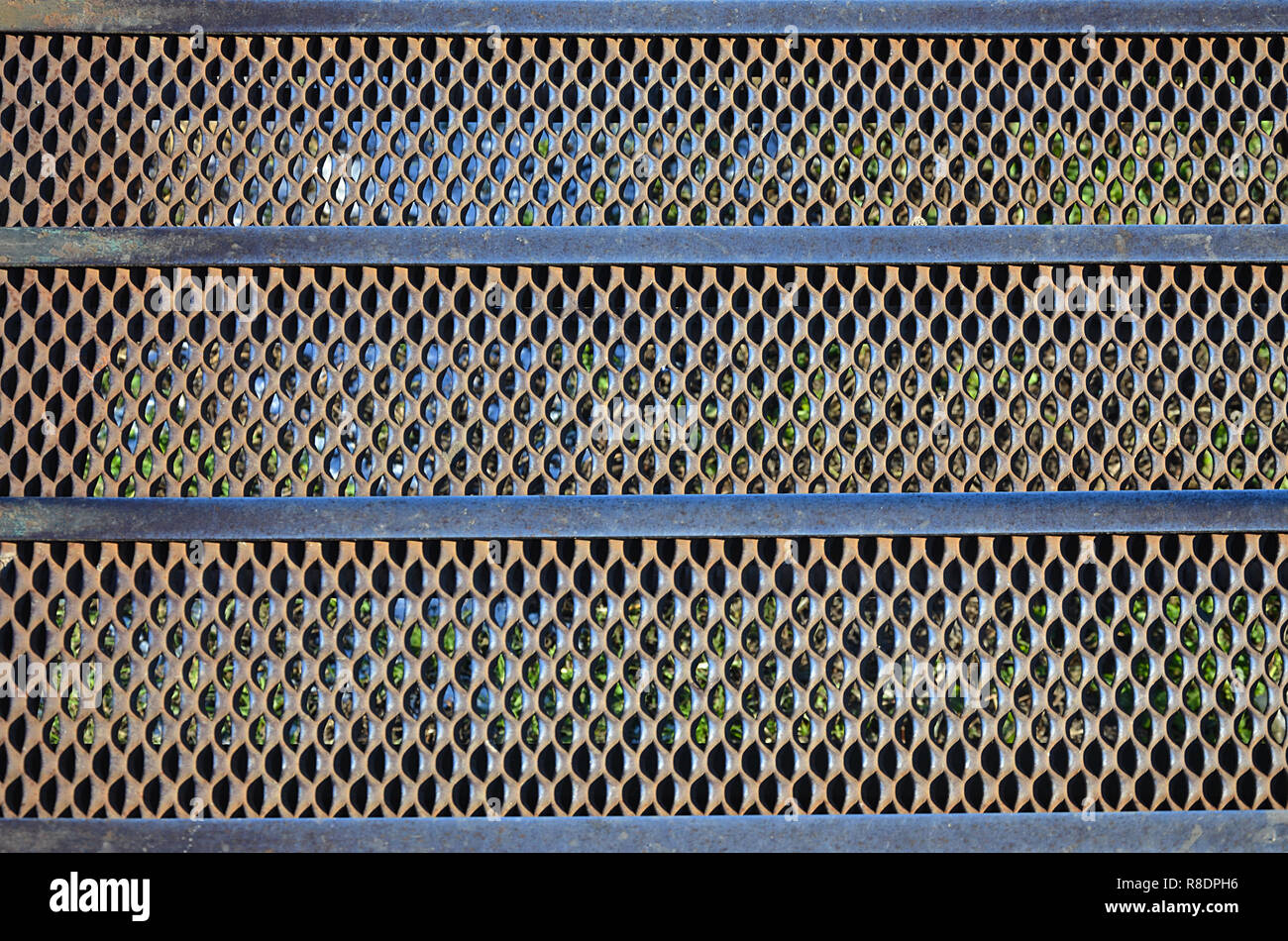 Pasos de textura de malla de metal oxidado en las secciones de las tiras  metálicas Fotografía de stock - Alamy