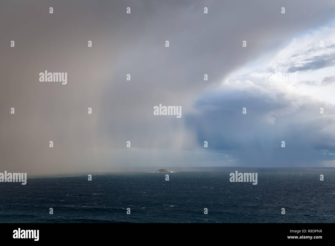 Nubes de tormenta sobre el Océano Austral Foto de stock