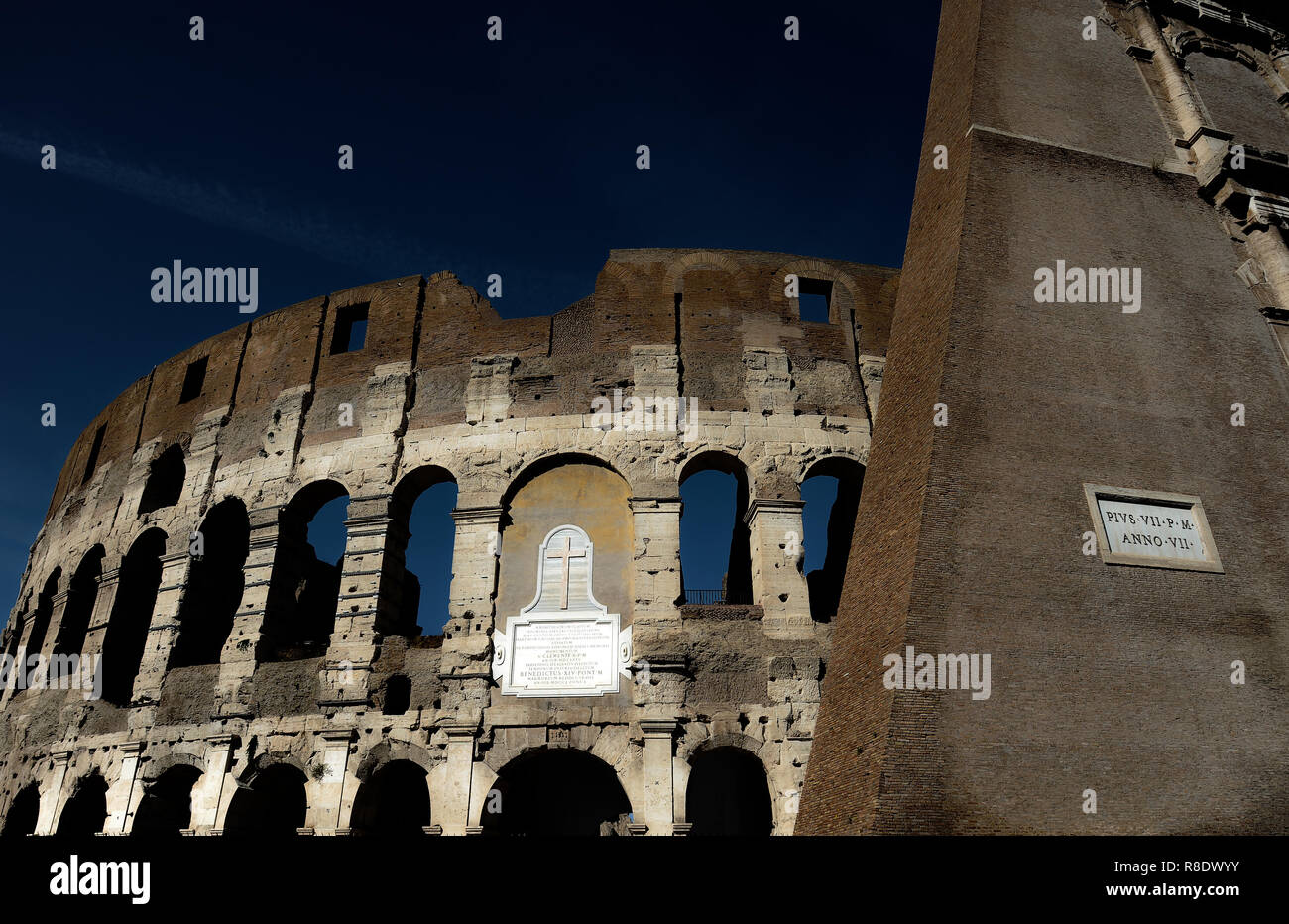 Una sección de la fachada del Coliseo (Anfiteatro Flavio) en Roma
