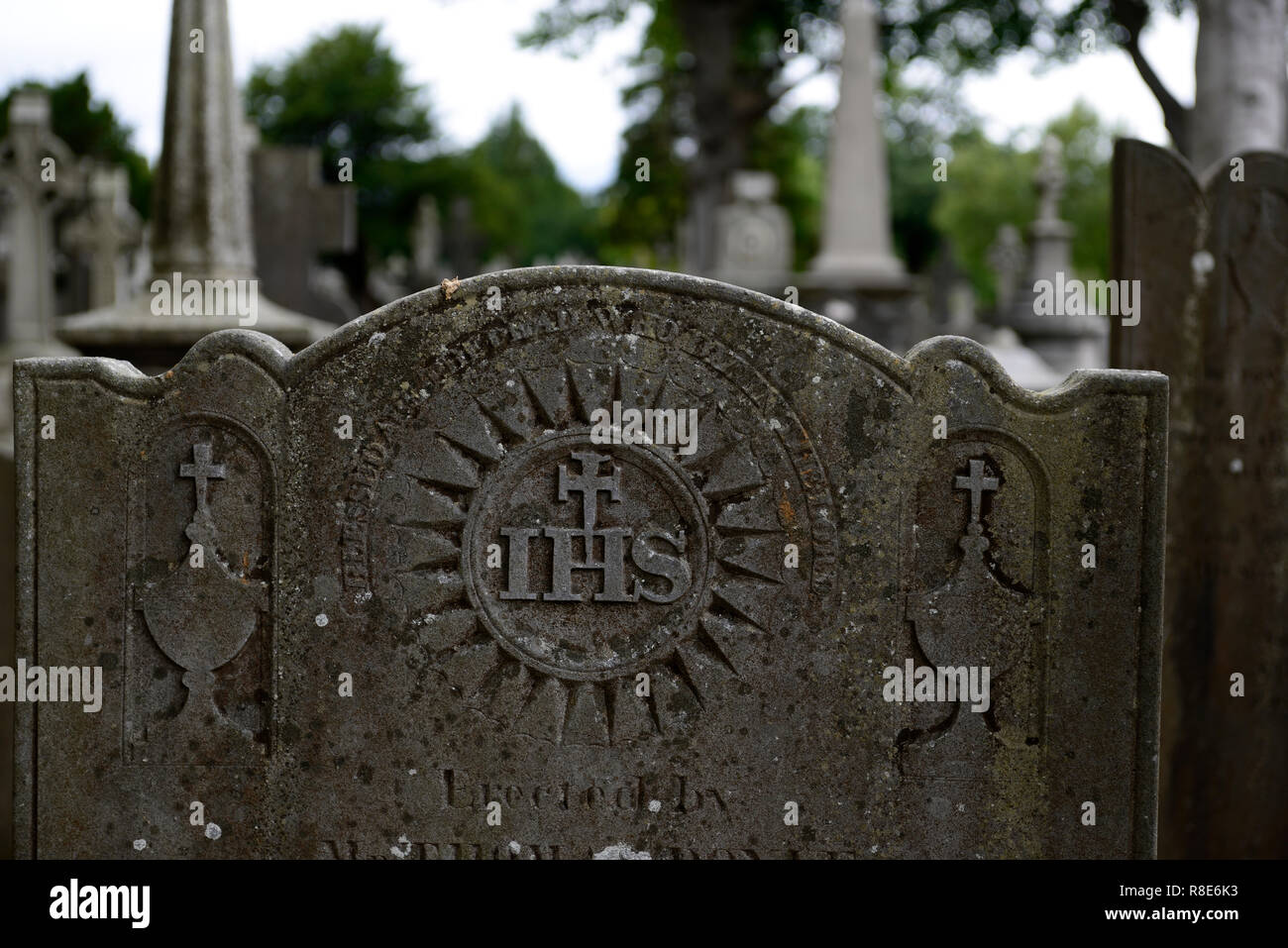 Lápida,lápida,del siglo XVIII,IHS,Católico, cementerio,cementerios,graves,tumbas,memoria,memorial,la paz,tranquila,RM Irlanda Foto de stock