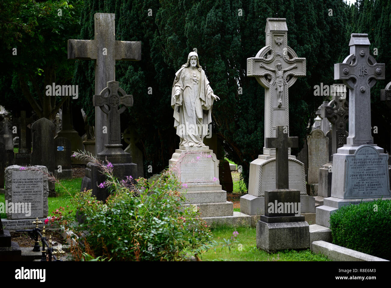 El cementerio de Glasnevin, Dublín,tallados ornamentados,lápidas,Jesucristo estatua,memorial,lápida,lápida,cementerio,cementerios,graves,tumbas,memoria,memorial, Foto de stock