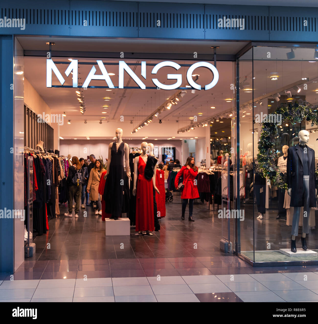 Mango clothes shop fotografías e imágenes de alta resolución - Alamy