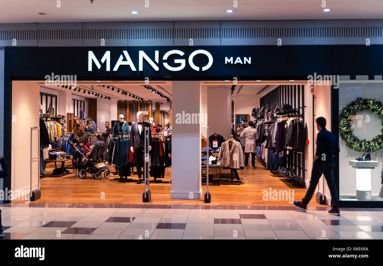 Valencia, España- Diciembre 14, 2018: Mango hombre store en la gran ciudad,  el centro comercial Aqua. Decoración de Navidad. Mango se ha mujer, hombres  y niños' colle Fotografía de stock - Alamy