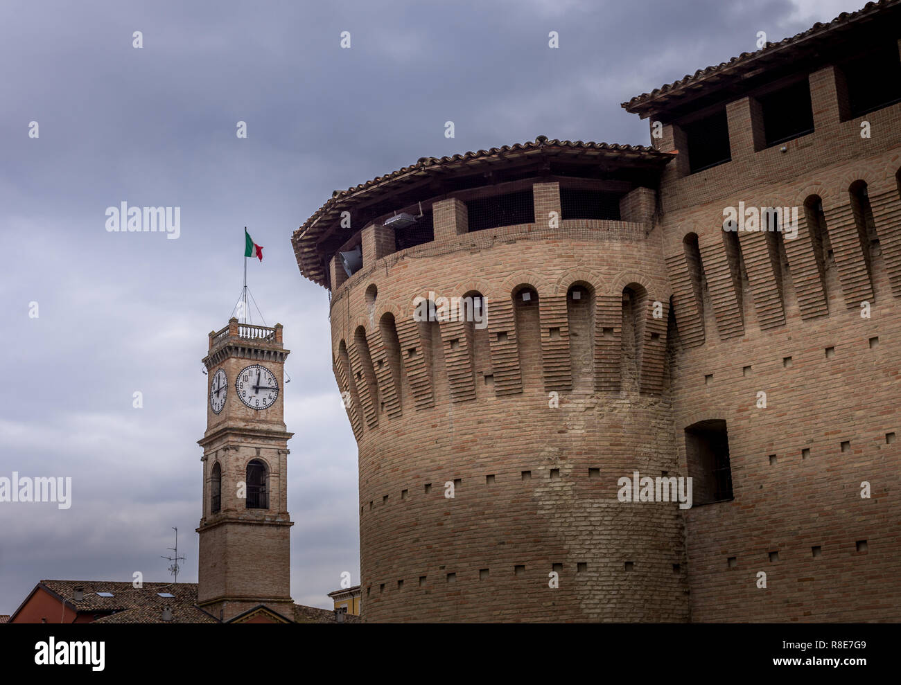 Vista de la ciudad italiana con castillo medival gótica fortezza en Forlimpopoli , provincia de Forli Cesena, Emilia Romagna, Italia Foto de stock