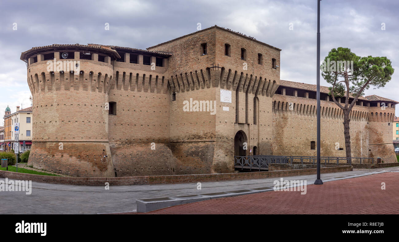 Vista de la ciudad italiana con castillo medival gótica fortezza en Forlimpopoli , provincia de Forli Cesena, Emilia Romagna, Italia Foto de stock