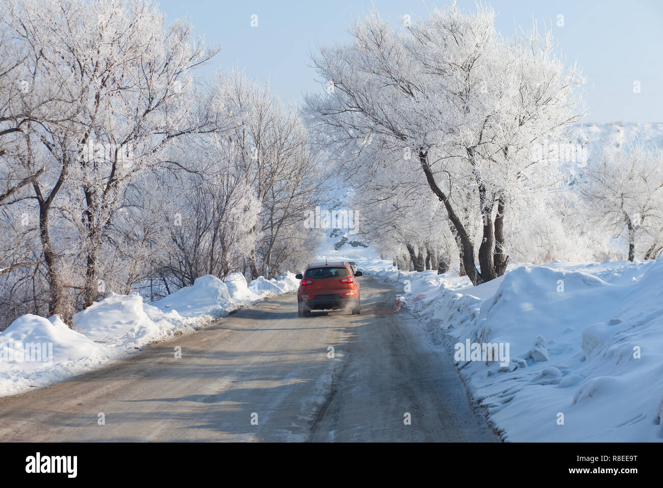 Moverse en coche anaranjado hermoso camino de invierno Foto de stock