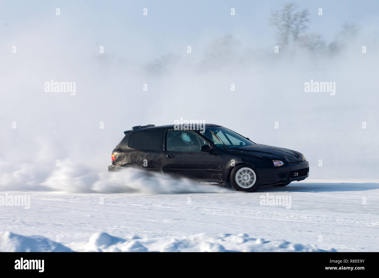 Coche negro moviendo sobre hielo con antecedentes blured Foto de stock