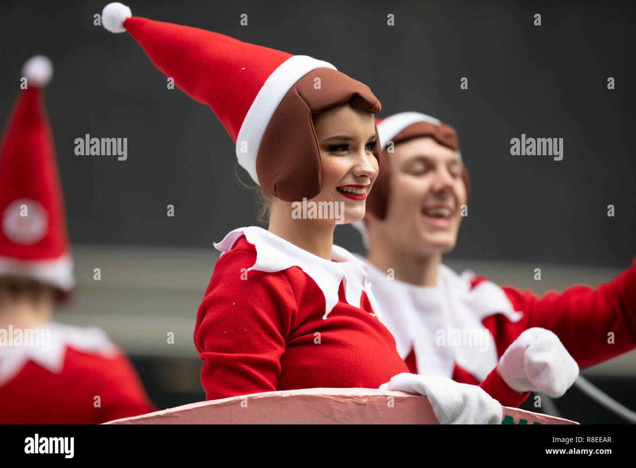 Houston, Texas, EE.UU. - 22 de noviembre de 2018, el H-E-B Thanksgiving Day Parade, Las mujeres visten como ayudantes de Papá Noel saludando a los espectadores, mientras viajaba en un Foto de stock