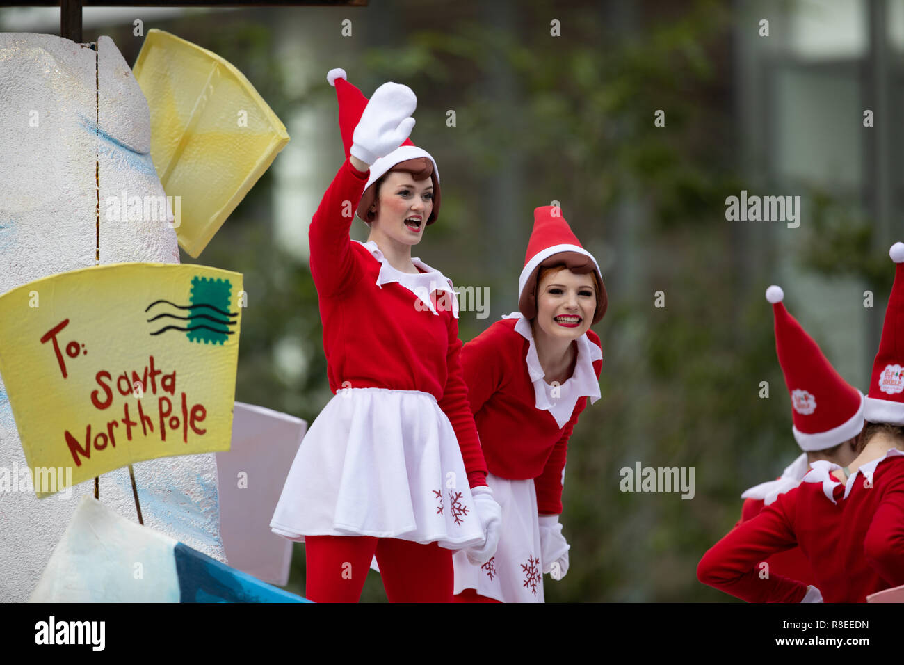 Houston, Texas, EE.UU. - 22 de noviembre de 2018, el H-E-B Thanksgiving Day Parade, Las mujeres visten como ayudantes de Papá Noel saludando a los espectadores, mientras viajaba en un Foto de stock