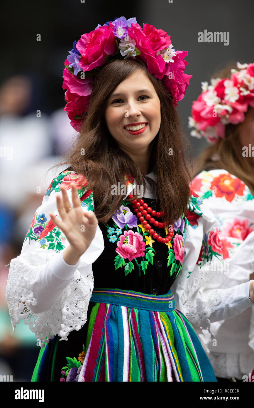 Houston, Texas, . - 22 de noviembre de 2018, el H-E-B Thanksgiving Day  Parade, mujer vistiendo ropa tradicional polaca y flores como hat, agitando  para th Fotografía de stock - Alamy