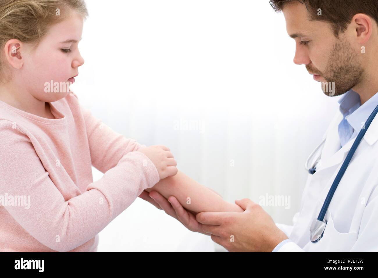 Examen médico varón chica del brazo. Foto de stock