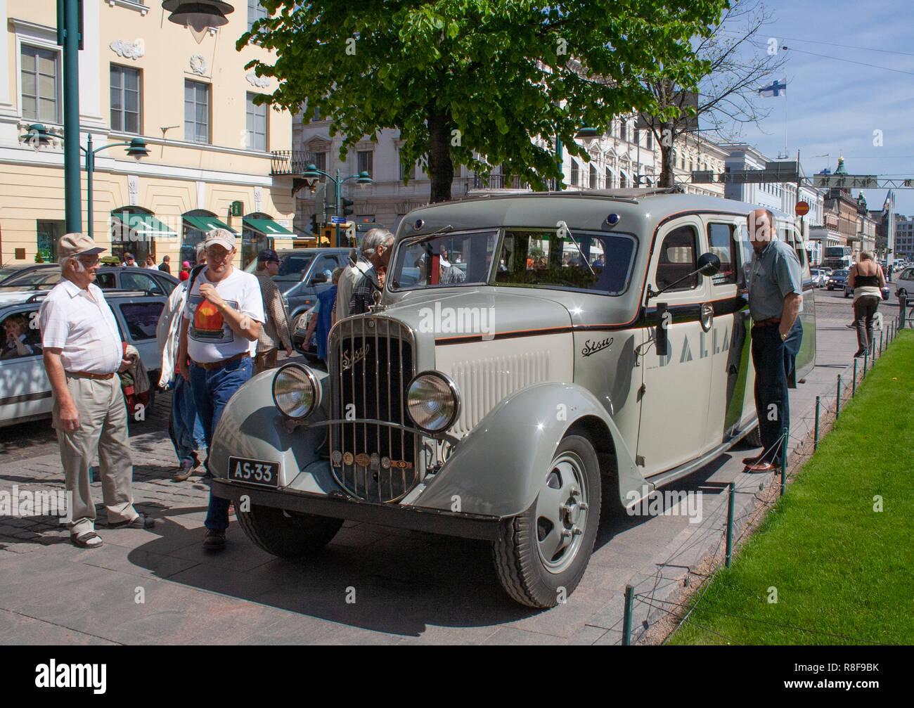 Vehículo histórico, Sisu 322 bus desde el año 1933, restaurado a su apariencia mientras cumplía la banda de Jazz de Helsinki 'Dallape'. Foto de stock