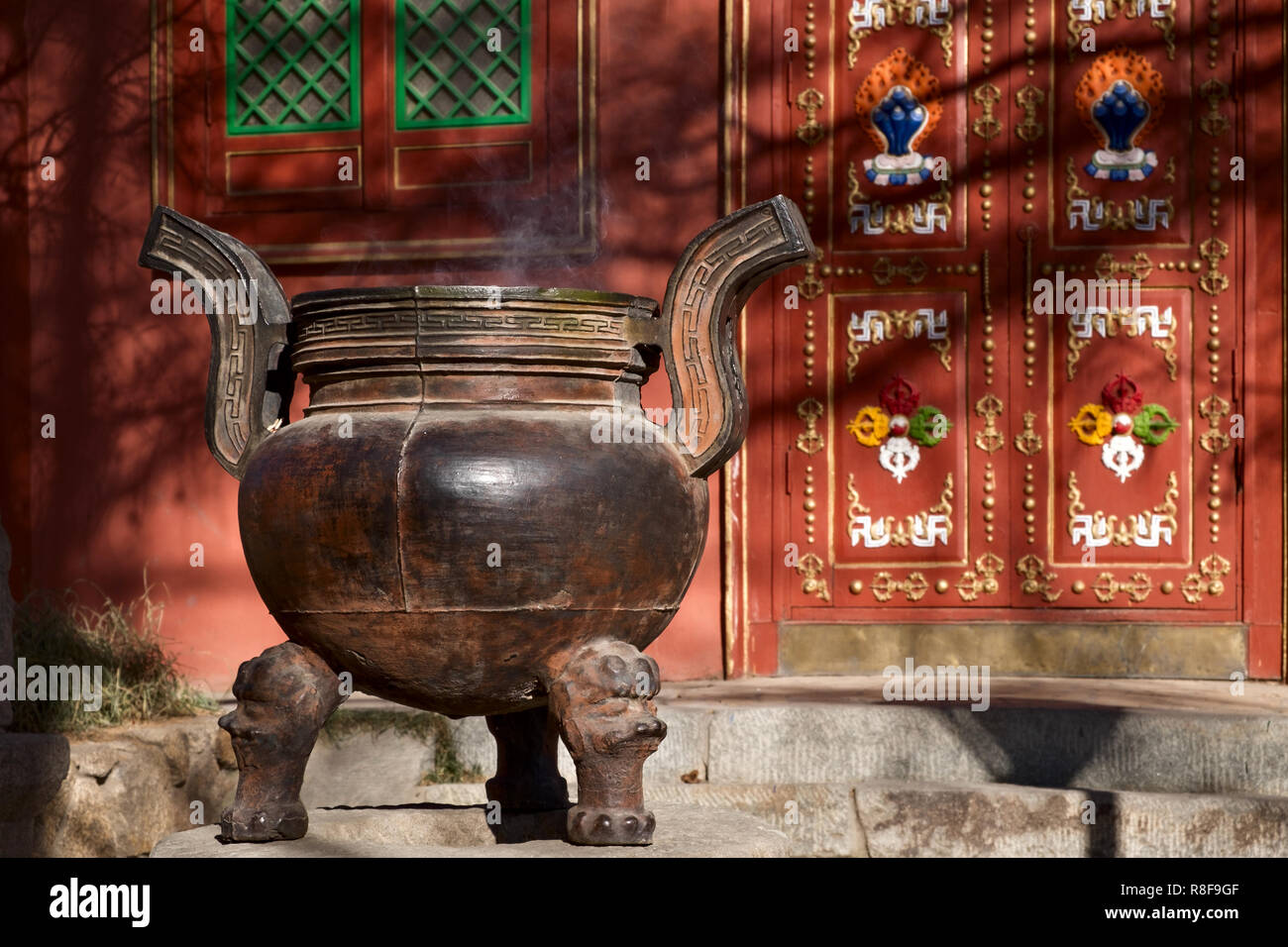 Aroma bote en el monasterio Gandantegchinlen en Ulaanbaatar, Mongolia Foto de stock