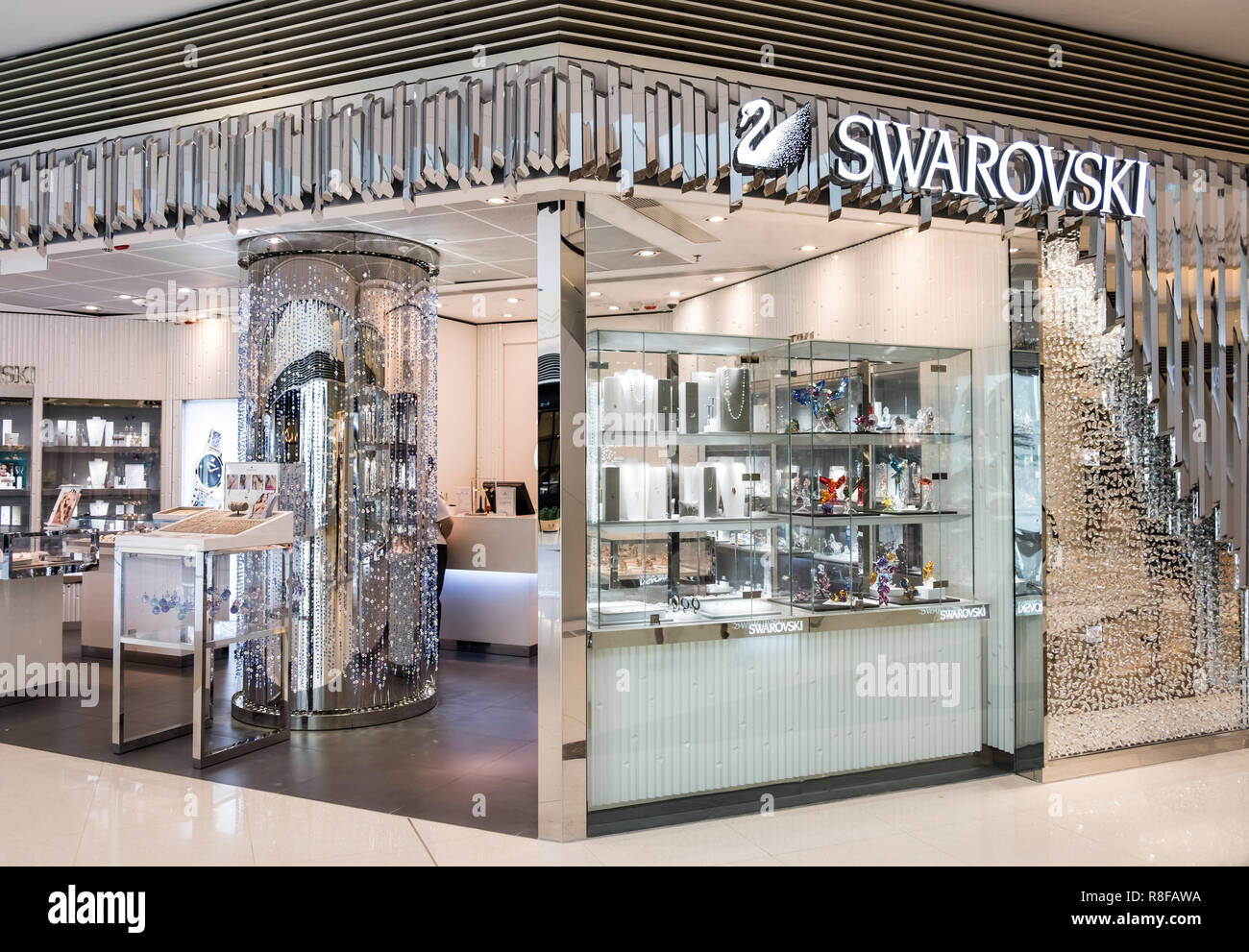Swarovski retail fotografías e imágenes de alta resolución - Alamy