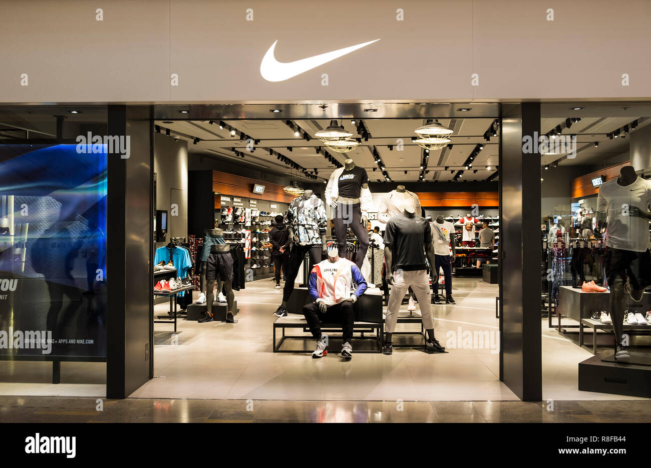 Nike store interior fotografías e imágenes de alta resolución -