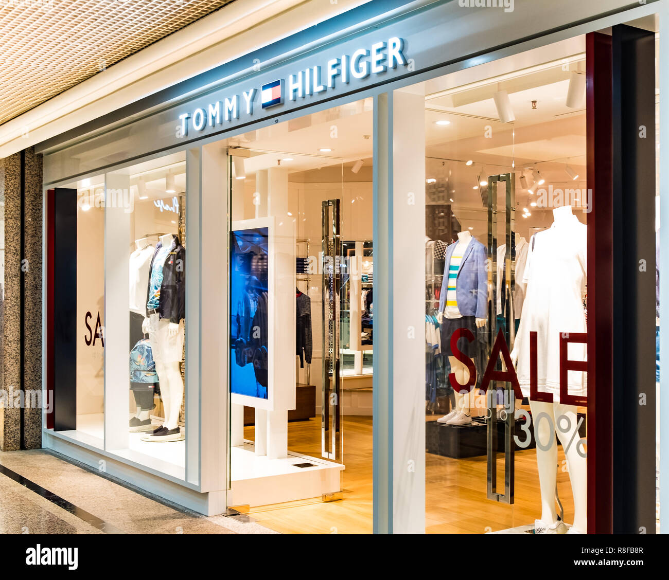 Tommy hilfiger shop fotografías e imágenes de alta resolución - Alamy