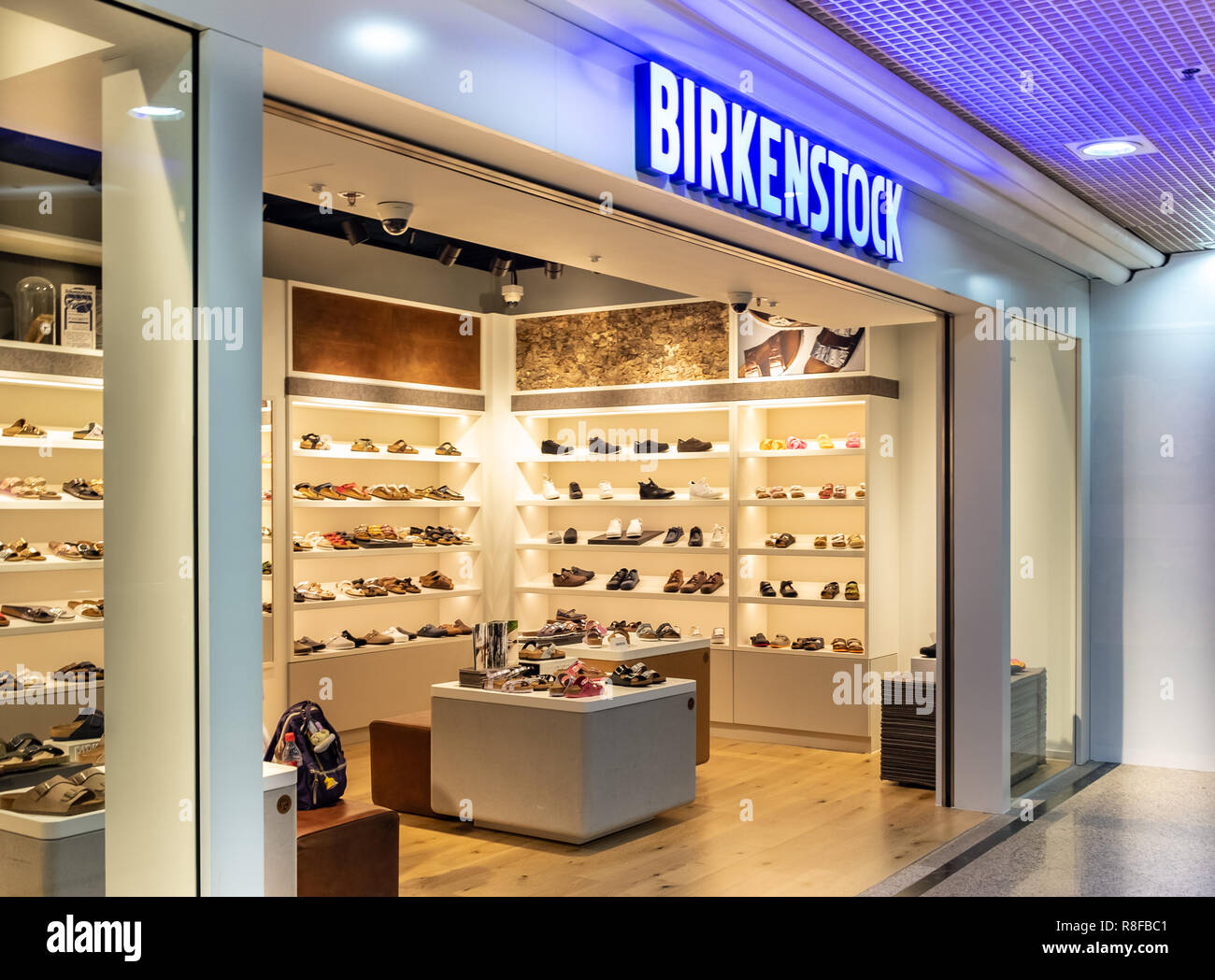 Birkenstock shop store fotografías e imágenes de alta resolución - Alamy