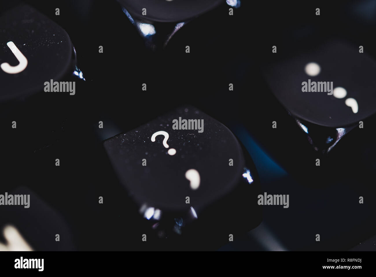 Como Se Cierra El Signo De Interrogacion En El Teclado Extrema del signo de interrogación de cierre en clave vintage teclado de  máquina de escribir, el enfoque selectivo Fotografía de stock - Alamy