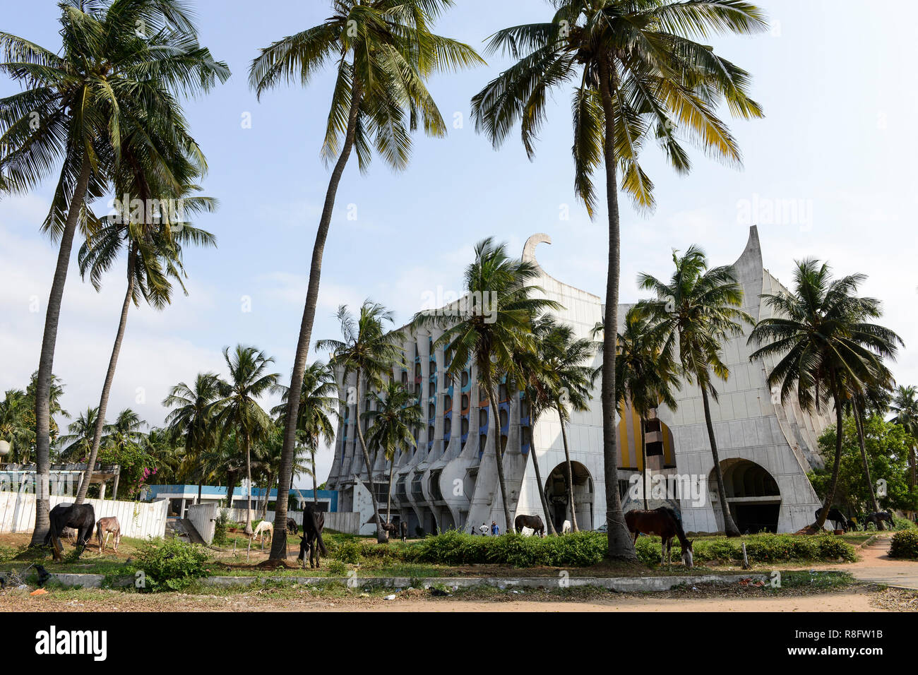 TOGO, Lomé, desde 2005 han abandonado el Hotel de la Paix en Boulevard du Mono, construido en el año 1970'íes y gestionado por PULLMAN Group, en frente de la playa de pastoreo caballos / verlassenenes Hotel des Friedens, davor grasende Strandpferde Foto de stock