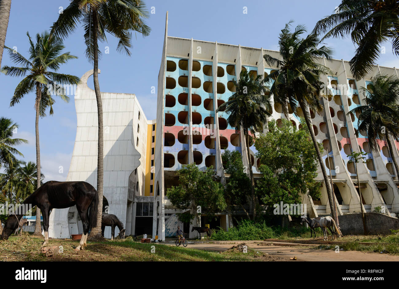 TOGO, Lomé, desde 2005 han abandonado el Hotel de la Paix en Boulevard du Mono, construido en el año 1970'íes y gestionado por PULLMAN Group, en frente de la playa de pastoreo caballos / verlassenenes Hotel des Friedens, davor grasende Strandpferde Foto de stock