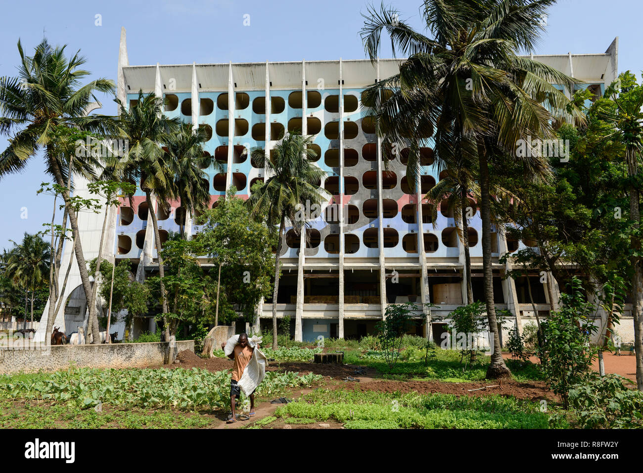 TOGO, Lomé, abandonado Hotel de la paix en Boulevard du Mono, construido en el año 1970'íes , en jardinería / verlassenenes Hotel des Friedens, Gemuese Garten Foto de stock