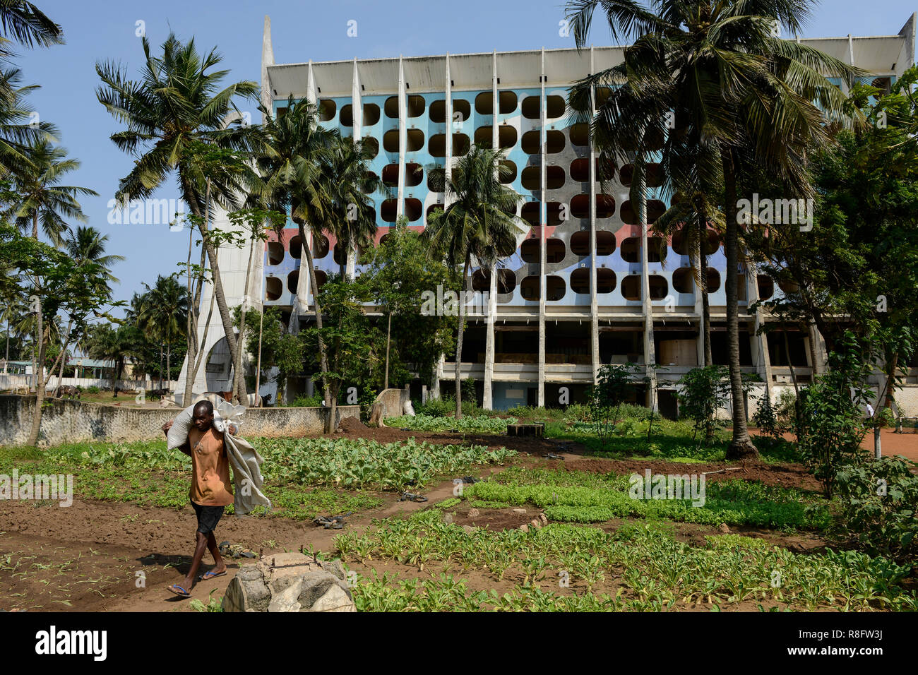 TOGO, Lomé, abandonado Hotel de la paix en Boulevard du Mono, construido en el año 1970'íes , en jardinería / verlassenenes Hotel des Friedens, Gemuese Garten Foto de stock