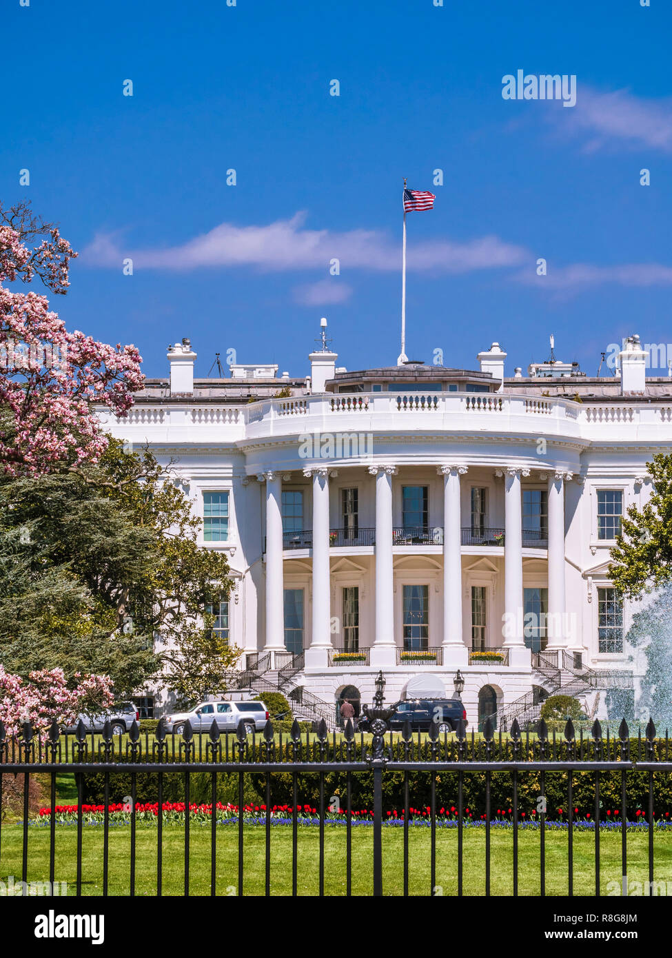 La Casa Blanca con el fondo de cielo azul Foto de stock
