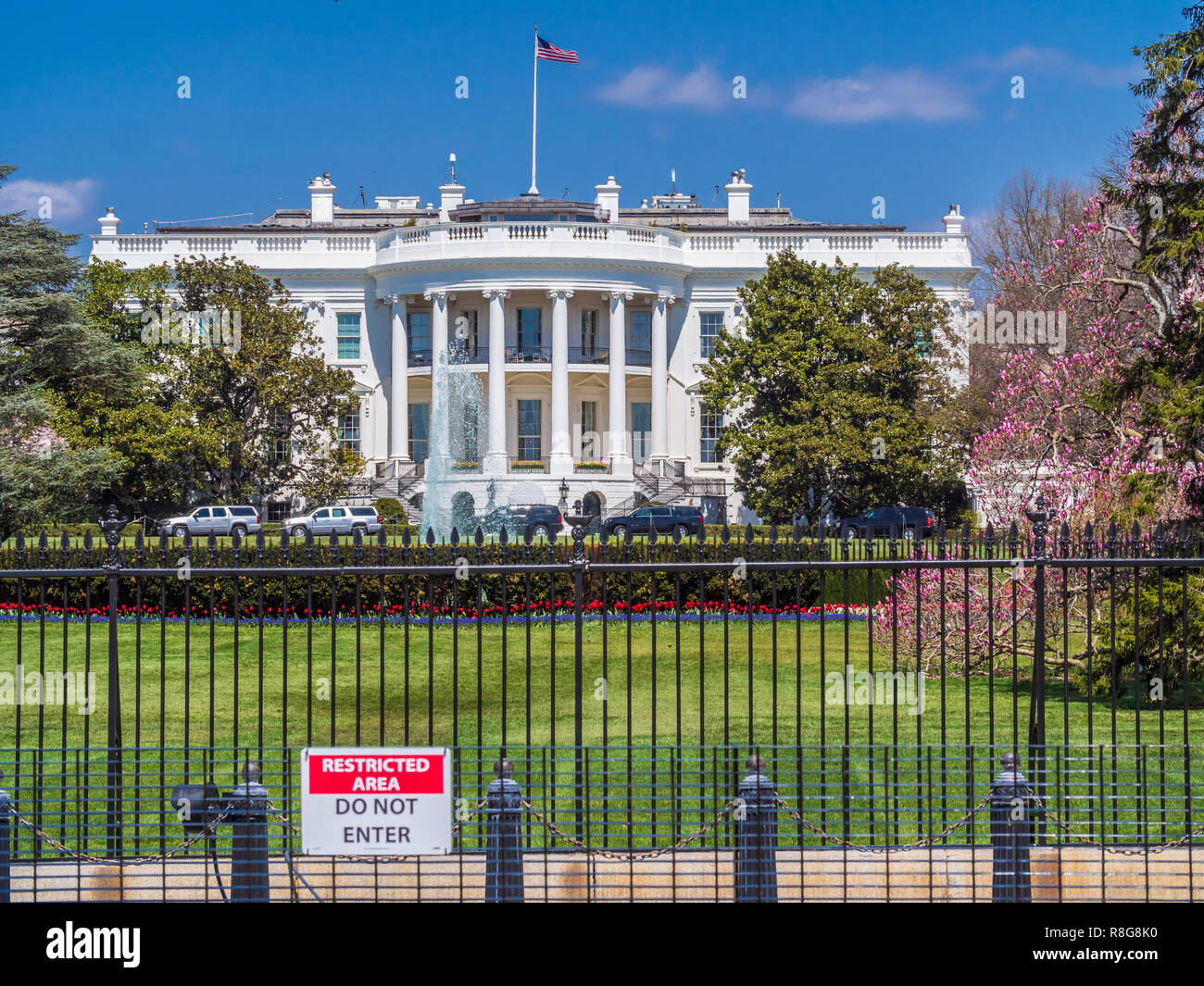 La Casa Blanca con el fondo de cielo azul Foto de stock