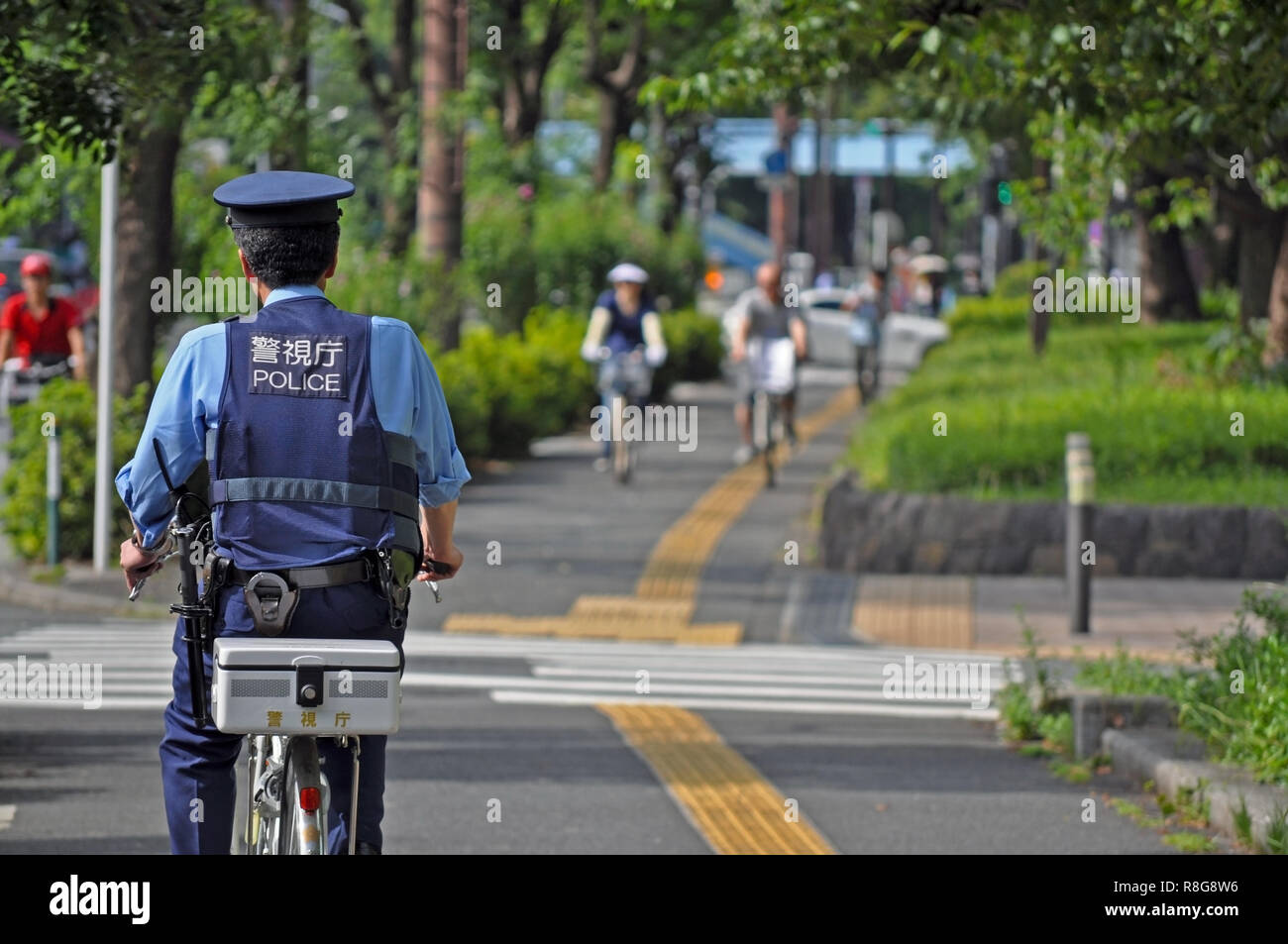 Oficial de policía en bicicleta cerca de la torre de Tokyo, Tokio, Japón Foto de stock