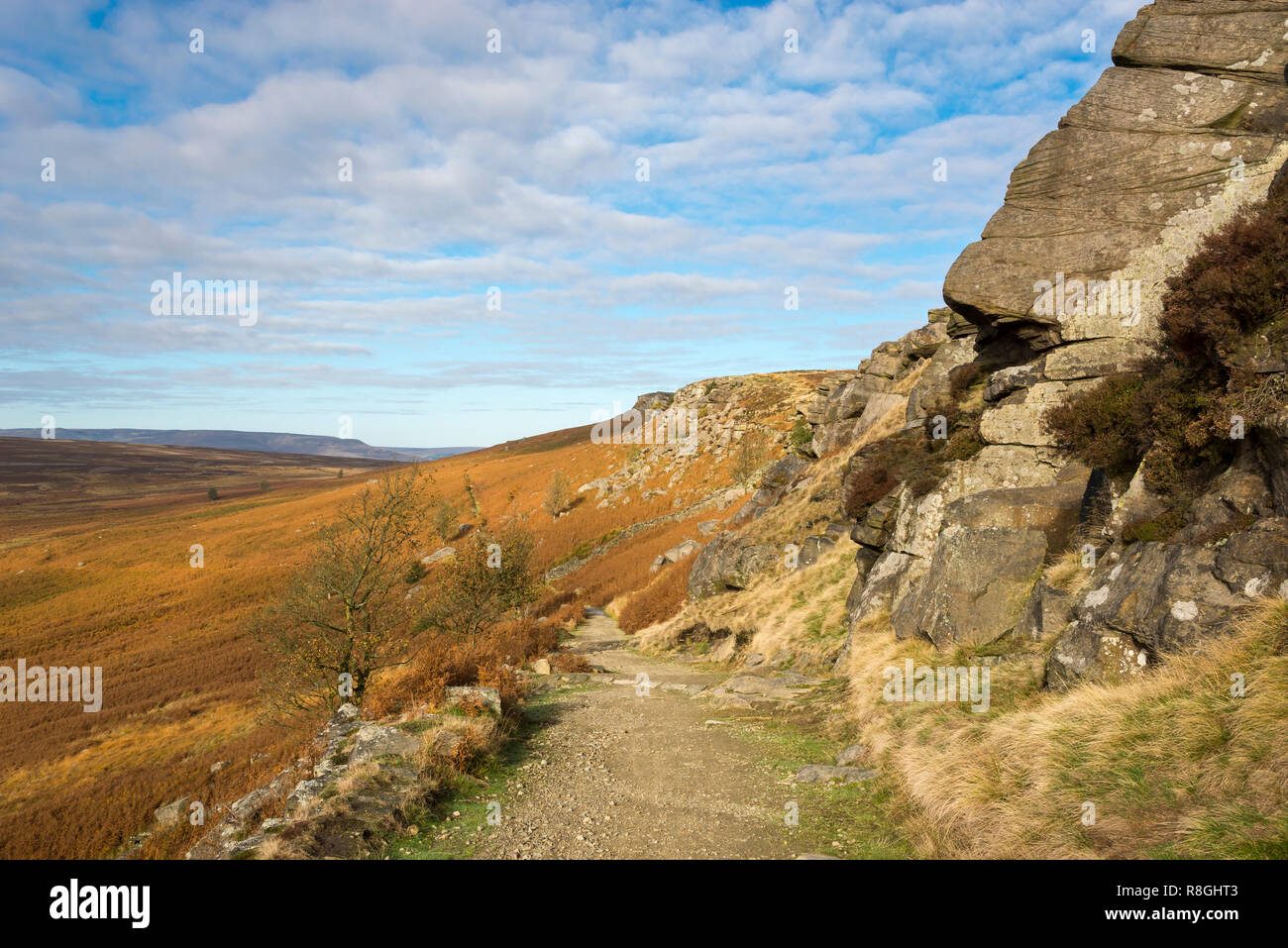 Sendero debajo de alta Neb en Stanage canto en el Peak District National Park, Inglaterra. Colores del Otoño en las laderas. Foto de stock