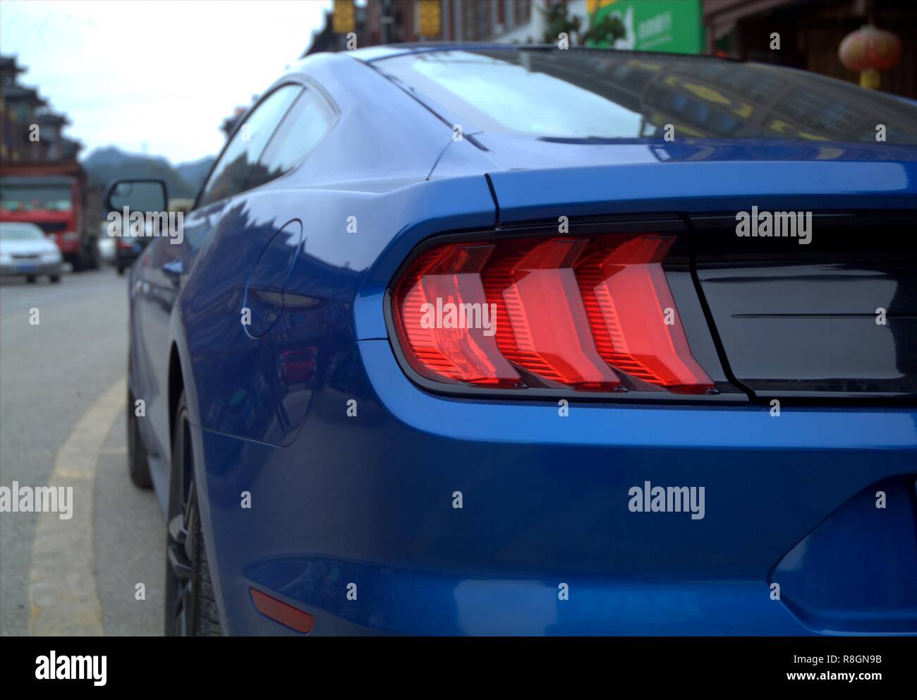 Este es un Ford Mustang la luz trasera con unas impresionantes líneas principales Foto de stock