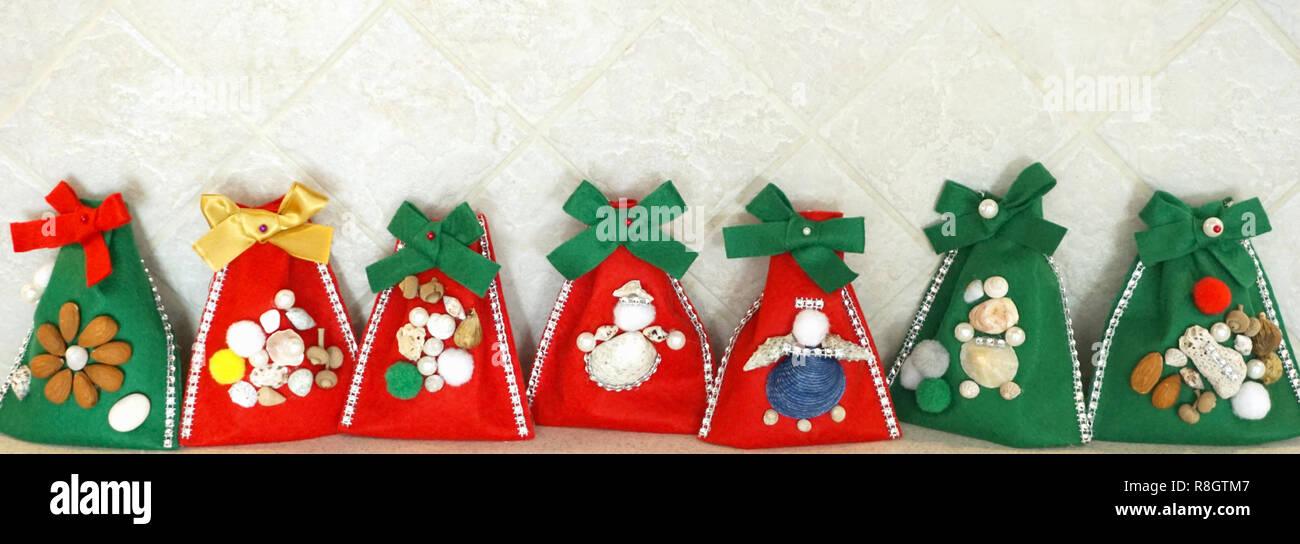 Caseras De Navidad fieltro verde y roja Bolsas de regalos en línea,  decorado con pequeñas cosas Fotografía de stock - Alamy