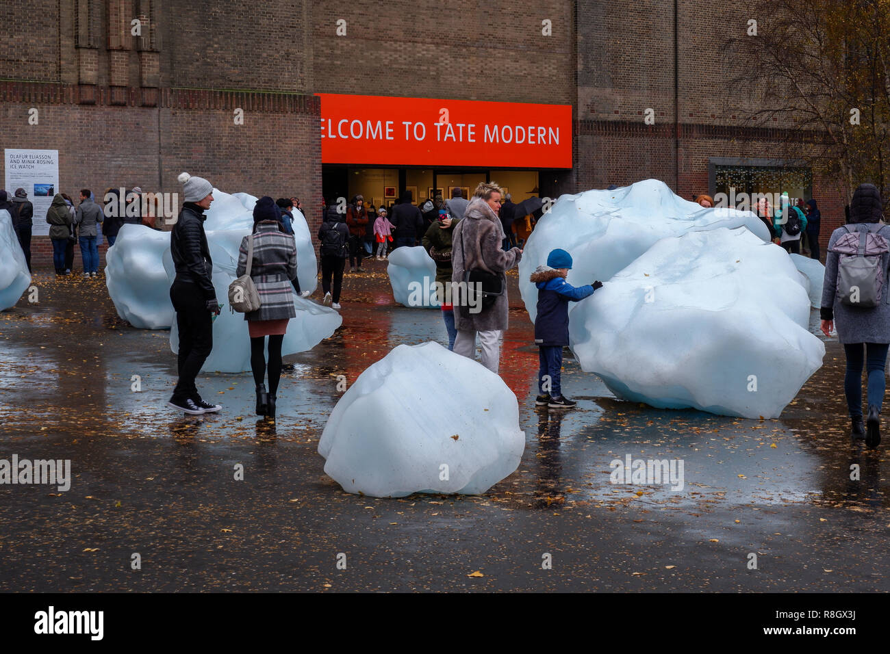 Ice Watch por Olafur Eliasson : gigantescos bloques de hielo de Groenlandia instalados fuera de la Tate Modern de Londres 2018 Foto de stock