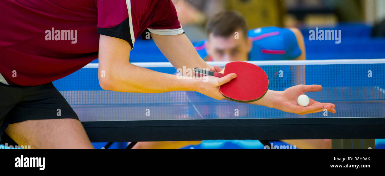 Cerrar el servicio en tenis de mesa Fotografía de stock - Alamy