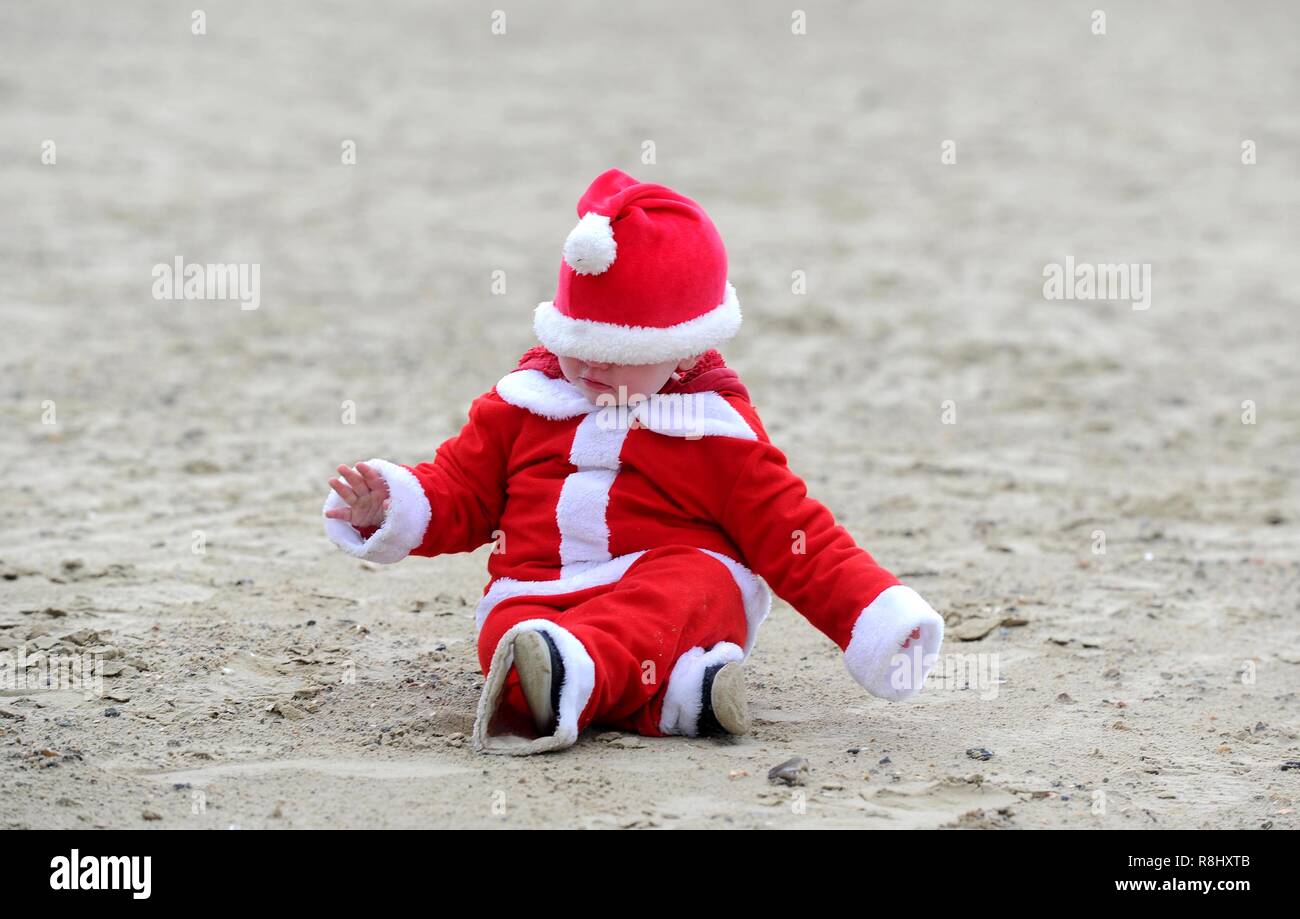 Chase será el pudín está a 5 km de carrera a lo largo de la playa de Weymouth vestida como Santa y persiguiendo a un pudín de Navidad y recaudar dinero para la caridad local popular la voluntad Mackaness confianza. Crédito: Finnbarr Webster/Alamy Live News Foto de stock