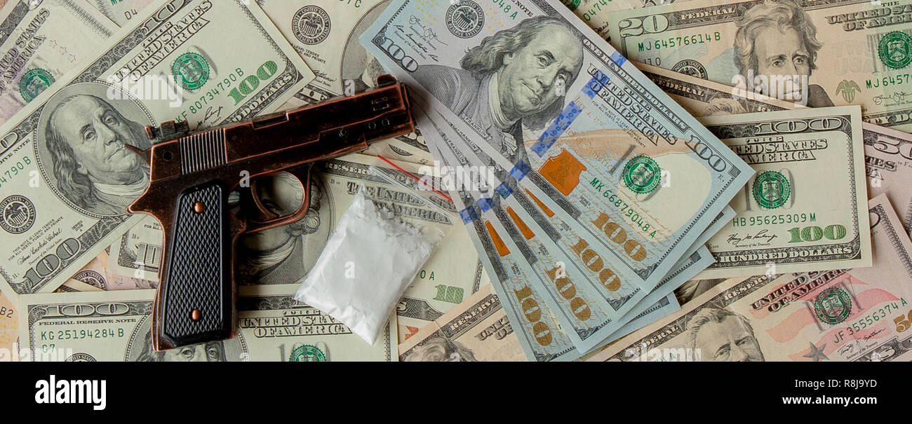 Pistolas y drogas contra el telón de fondo de dólares. Foto de stock