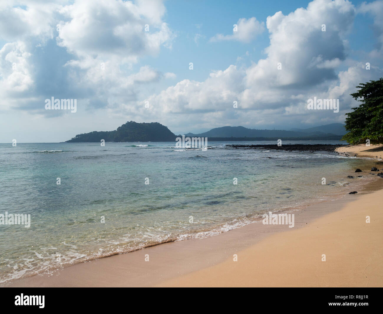 Rolas vista de los islotes del norte al sur de la isla de São Tomé Foto de stock