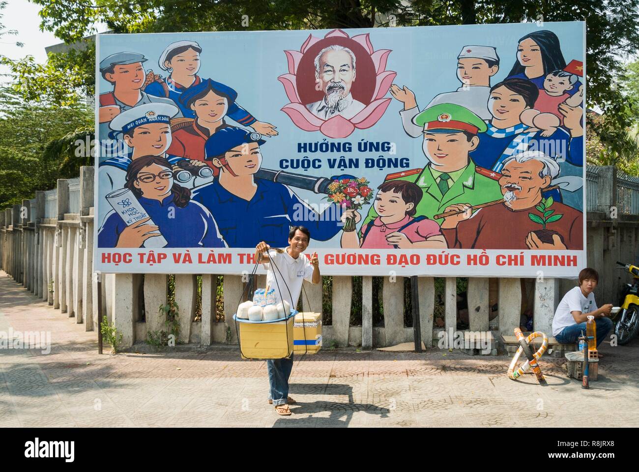Vietnam, Región Sudeste, Ciudad Ho Chi Minh (Saigón), vendedor ambulante Foto de stock