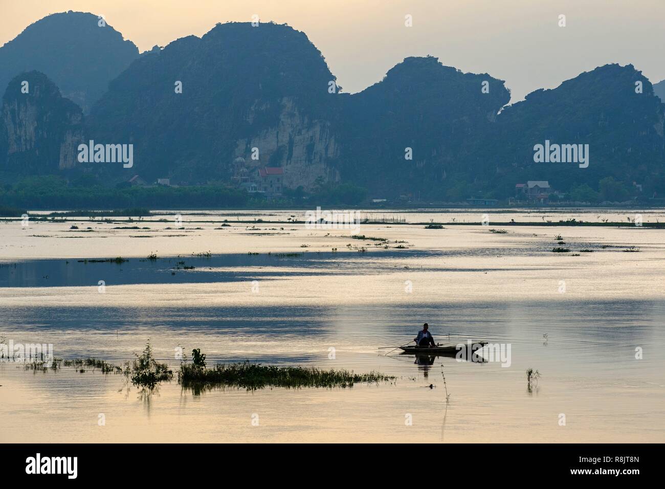 Vietnam, provincia de Ninh Binh, el interior de la bahía de Ha Long, Ken Ga, paisaje kárstico alrededor de Hoa Lu Foto de stock