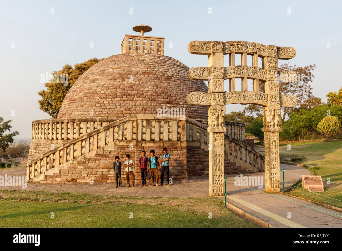 La India, Madhya Pradesh, monumentos bouddhist Sanchi, catalogado como Patrimonio de la Humanidad por la UNESCO, los niños cerca de la estupa 3 Foto de stock