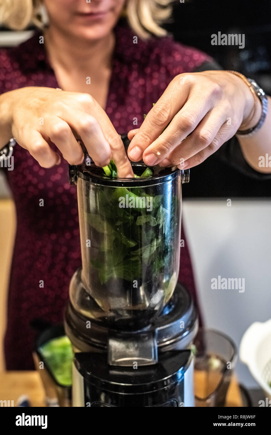 Mujer preparando un jugo verde sano en una licuadora Fotografía de stock -  Alamy