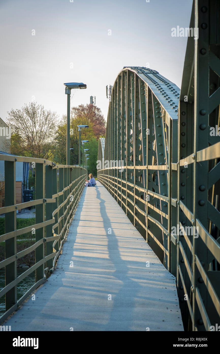 Über die Eisenbahnbrücke Traun bei Wels, Oberösterreich Foto de stock