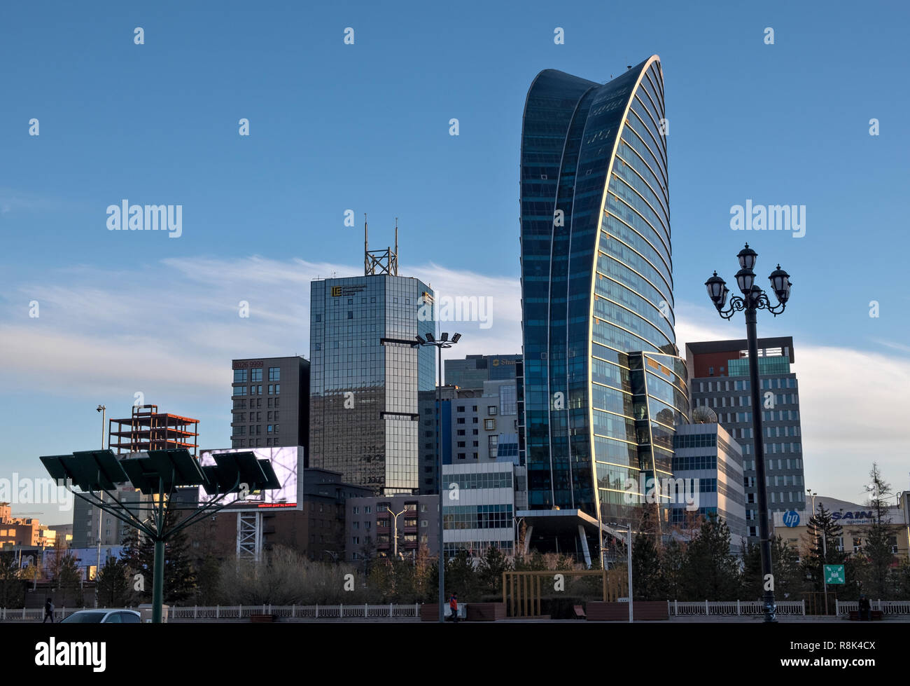 / Mongolia Ulaanbaatar - 11 de noviembre 2018: Scyscrapers en el centro de la ciudad Foto de stock