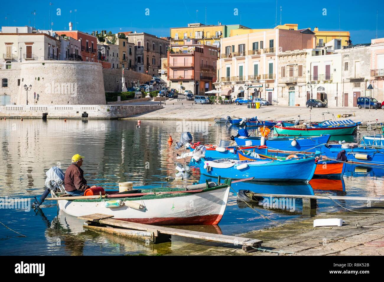 Italia, Apulia Bisceglie, el pequeño puerto pesquero en el Mar Adriático  Fotografía de stock - Alamy