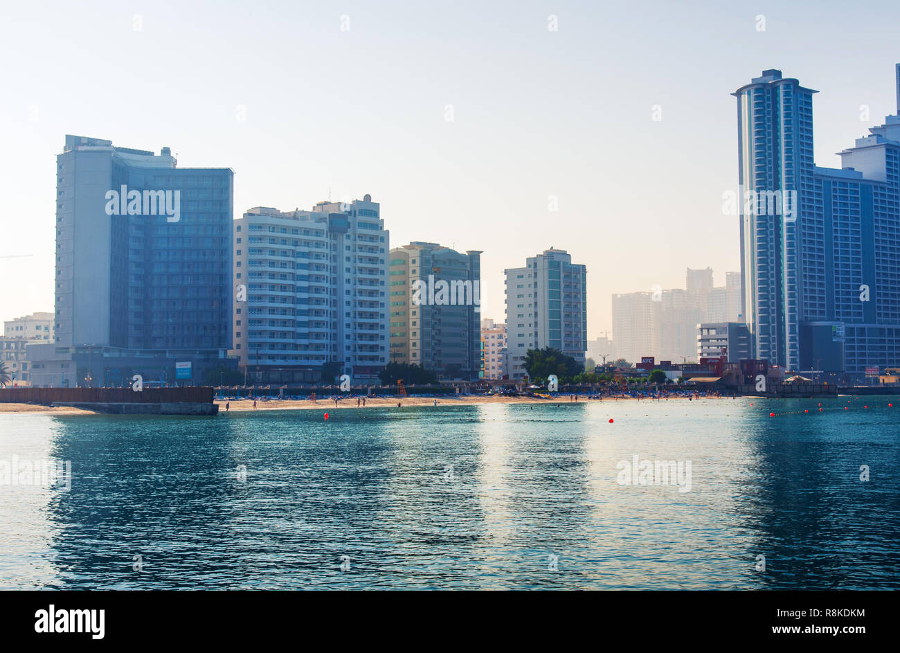 Ajman, Emiratos Árabes Unidos - Diciembre 6, 2018: Ajman Corniche playa hermosa costa en el área del centro de la ciudad rodeado por altos edificios residenciales Foto de stock