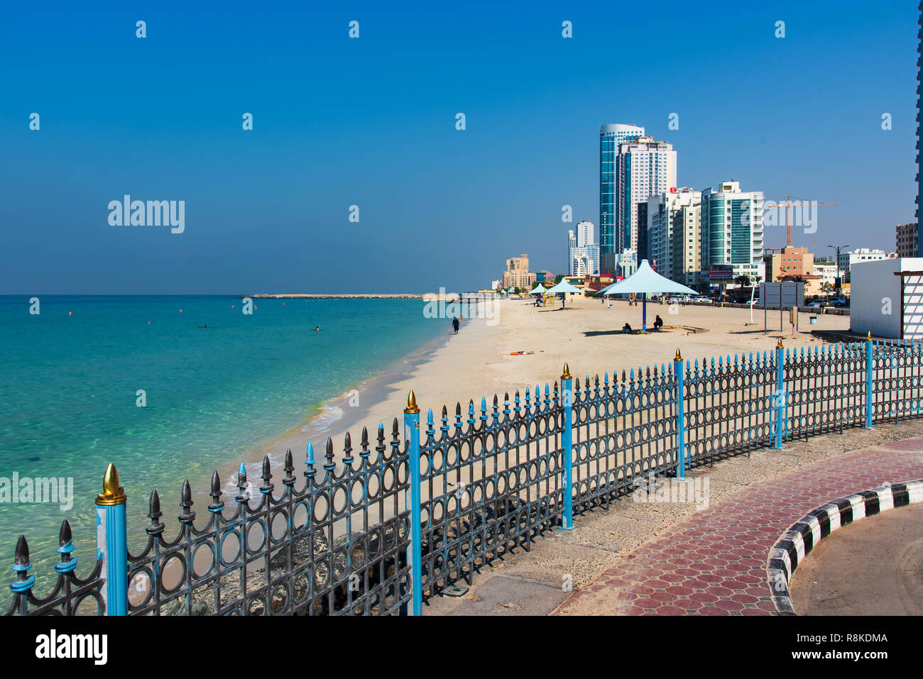Ajman, Emiratos Árabes Unidos - Diciembre 6, 2018: Ajman Corniche playa hermosa costa en el área del centro de la ciudad rodeado por altos edificios residenciales Foto de stock