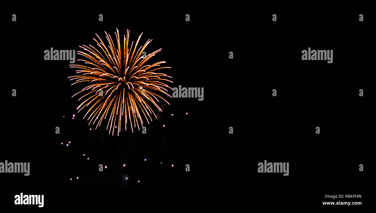 Aniversario y festival de fuegos artificiales en el cielo nocturno con fondos negros y copie el espacio. Foto de stock