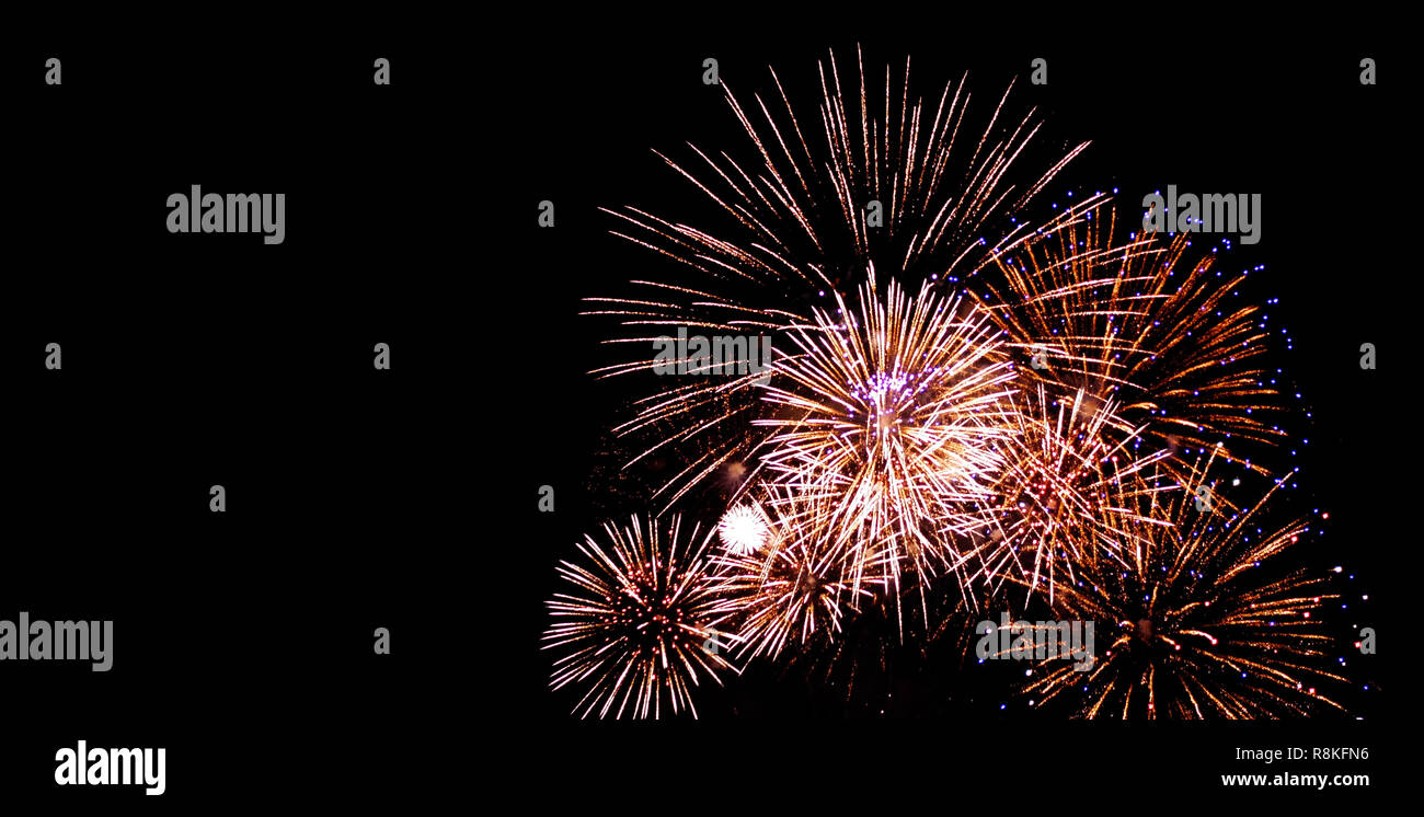 Y el festival de aniversario de fuegos artificiales en el cielo negro de noche con bellos fondos. Foto de stock