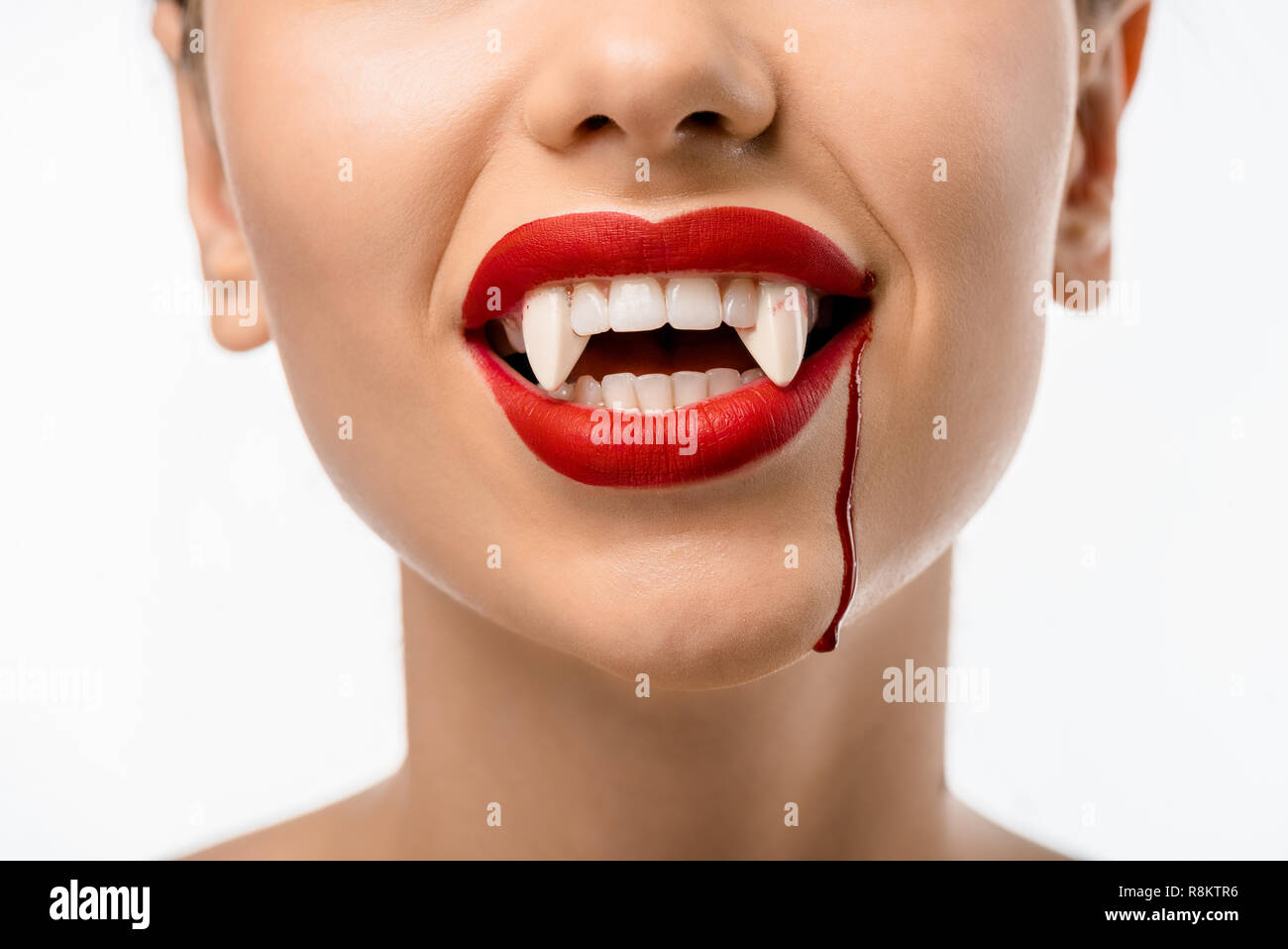 Captura recortada de chica con labios rojos, colmillos vampiro y la sangre  en la cara aislado en blanco Fotografía de stock - Alamy