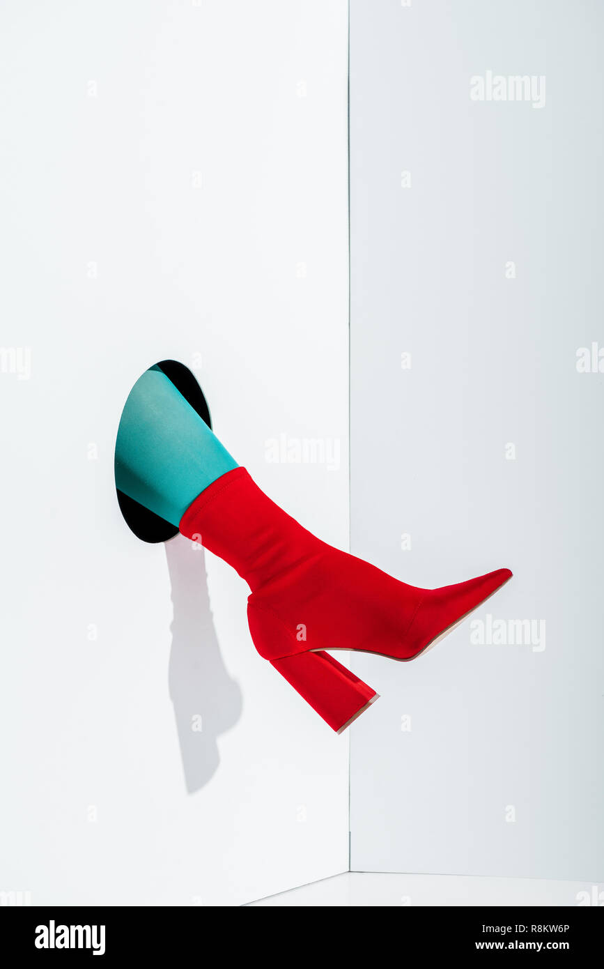 Al por menor táctica Pareja Imagen recortada de chica mostrando la pierna en leotardos color turquesa  brillante rojo y blanco en el agujero de la zapata Fotografía de stock -  Alamy